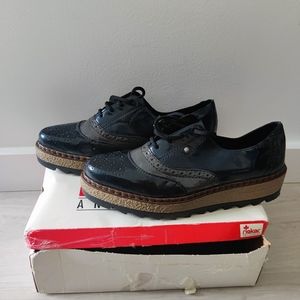 Reiker Women's oxford shoe, Size 10 US